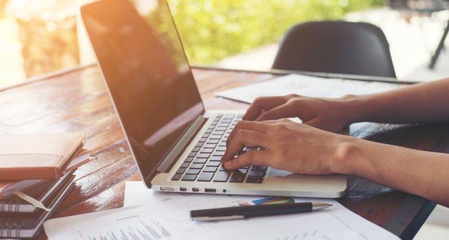 Can SoFi (NASDAQ:SOFI), Hilton (NYSE:HLT), Robinhood (NASDAQ:HOOD) and Pentair (NYSE:PNR) Hold Moves Before the Fed Decision on October 28?