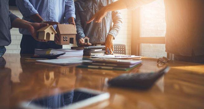 Realty Income Affiliate Prices $400M in 5.375% Senior Notes Due 2036 via Wells Fargo, BofA
