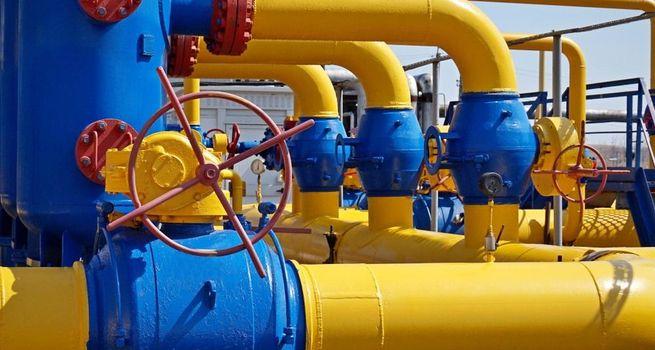 Global Commodities Tumble as Oil Oversupply and Fed Signals Rattle Investors