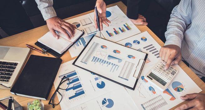 Market Bubble Risks and Investment Strategy: Navigating Rate Hikes, Inflation Pressures, and Geopolitical Uncertainty