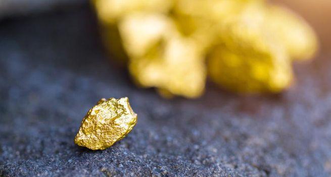 Gold Eyes Breakout as Geopolitics Tighten Grip, But Reversal Risks Linger