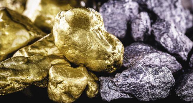 Silver Slips as Hormuz Crisis Fans Inflation Fears