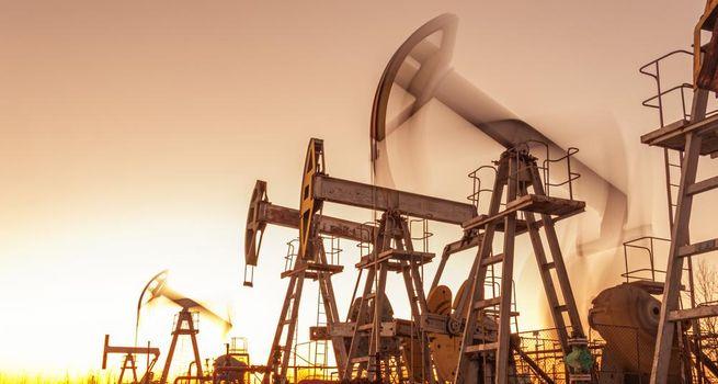 60-Day Hormuz Ceasefire Talks Keep Crude Oil Markets in a Holding Pattern
