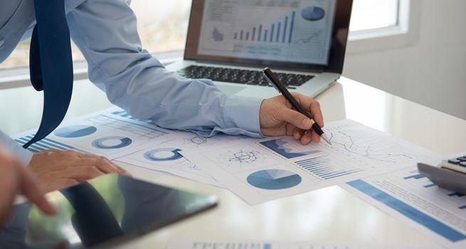 What Do Record Revenue and Wide Guidance Say About Fuel Risk at American Airlines Group (NASDAQ:AAL)?