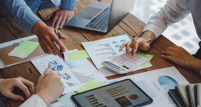 Abbott Laboratories (NYSE: ABT) Stock Analysis: Earnings Outlook Cut Tests Premium Healthcare Valuation