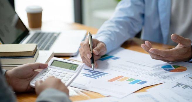 Dine Brands (NYSE: DIN) Investors Lose Board Voice as Berk Steps Down Sept. 3