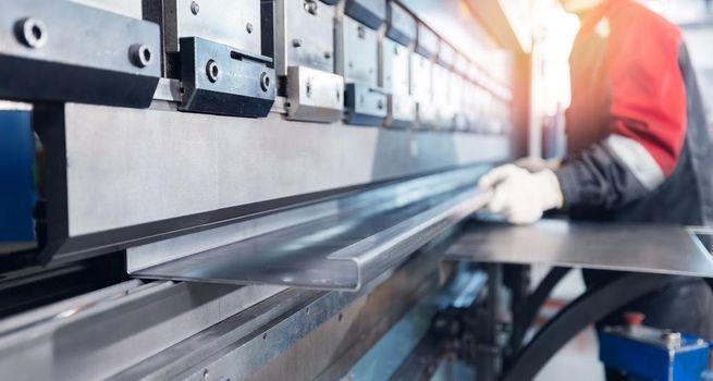 Aluminum Prices Drop from Four-Year High Amid Iran Tensions and Global Supply Crunch