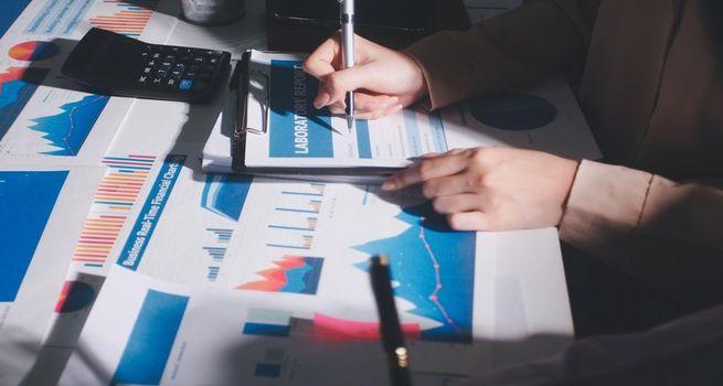 Which insurer is guided to USD 8.60 to USD 8.90 of 2026 earnings per share while its closed block loss widened to USD 75.4 million?