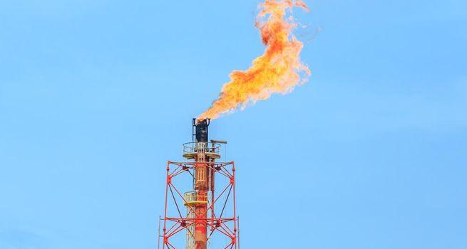 Crude Oil Futures Under Pressure as Iran Talks and Military Strikes Pull in Opposite Directions