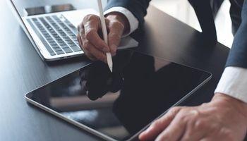 How Neocloud Financing Worries Knocked CoreWeave (NASDAQ:CRWV) Lower on the Nasdaq Composite