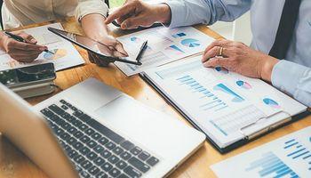 Vroom (NASDAQ:VRM) Falls 3.84% as Equity Plan Raises Dilution Questions