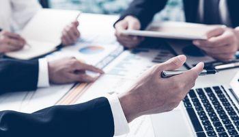 Buckle (NYSE:BKE) Dividend Track Record Draws Income Investors Amid Valuation Debate