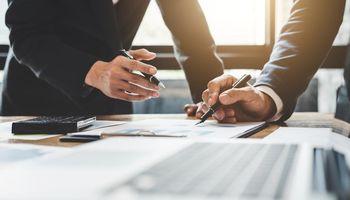 Why Marathon Petroleum (NYSE:MPC) Fell as Refining Margin Worries Sparked Profit-Taking After a Huge Rally