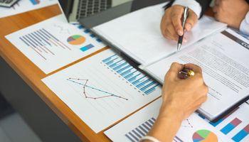 AMC Entertainment (NYSE:AMC) Climbs 9% as Retail Investors Digest $150 Million Equity Raise