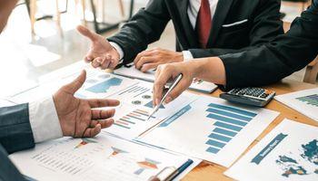 Oxford Industries (NYSE:OXM) Dividend Stock Trades Ex-Dividend After Tariff Refund Lifts Earnings
