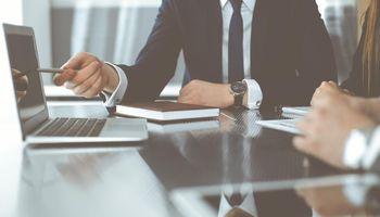 Will Sherwin-Williams (NYSE:SHW) Clear a USD 3.69 EPS Estimate on October 27?